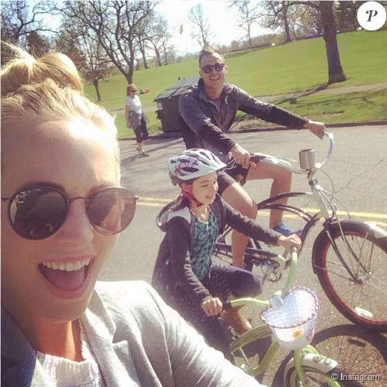 candice accola et joe king À vélo en famille, photo - candice accola et son bebe