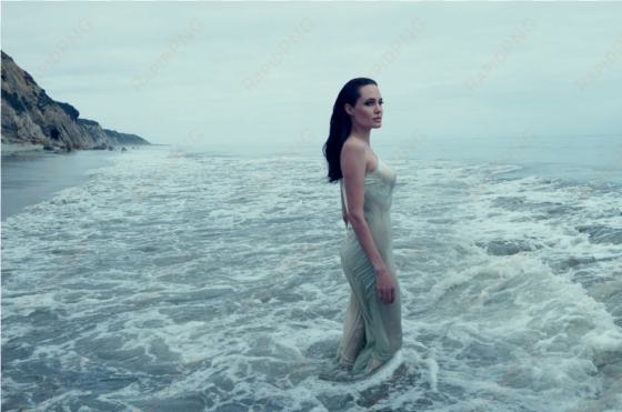 impactante tapa de una revista norteamericana - angelina jolie water photoshoot