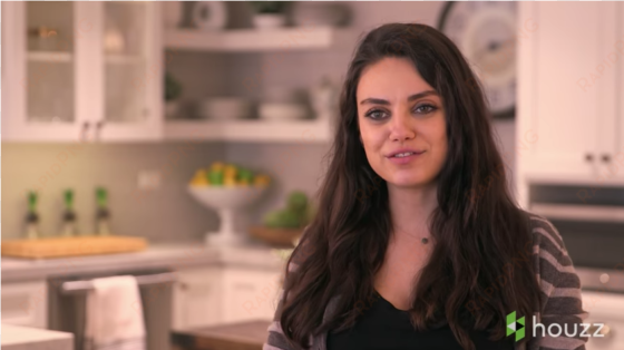 mila kunis dans une vidéo tournée fin 2016 pour le - girl